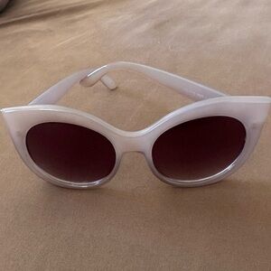 Retro Cat Eye Sunglasses – Gray Frame with Tinted Lenses
